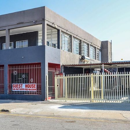 Sani Bonani Guest House Klerksdorp Eksteriør billede